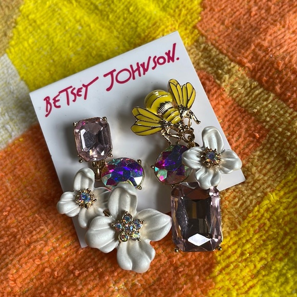 Betsey Johnson Mix-matched Bee Floral Drop Earrings / NWT - Picture 1 of 4